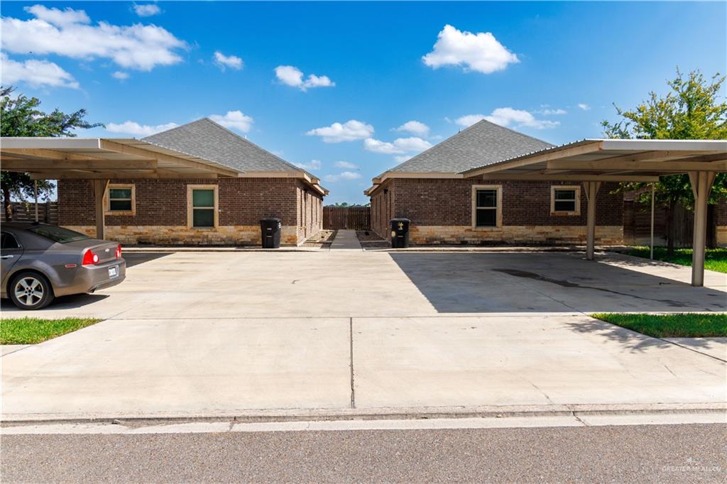 a view of a yard in front of house