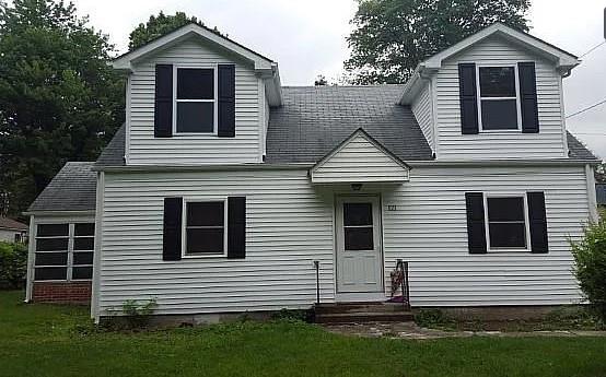 View of front of house featuring a front yard