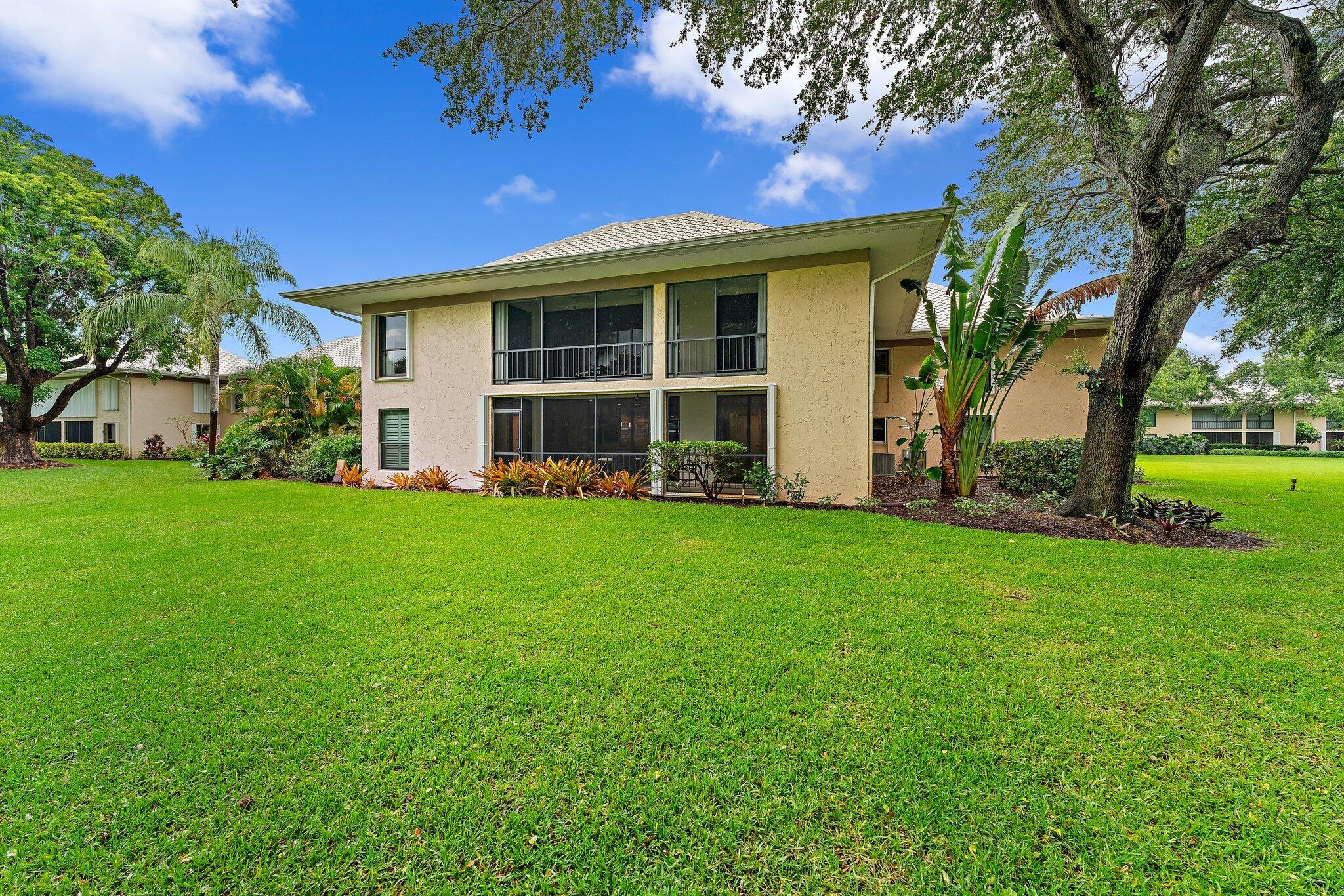 a view of a house with backyard