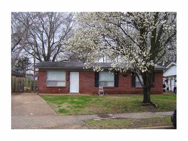 View of front of home featuring a front lawn