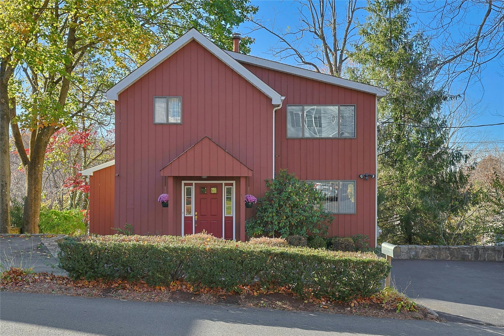 a view of a house with a yard