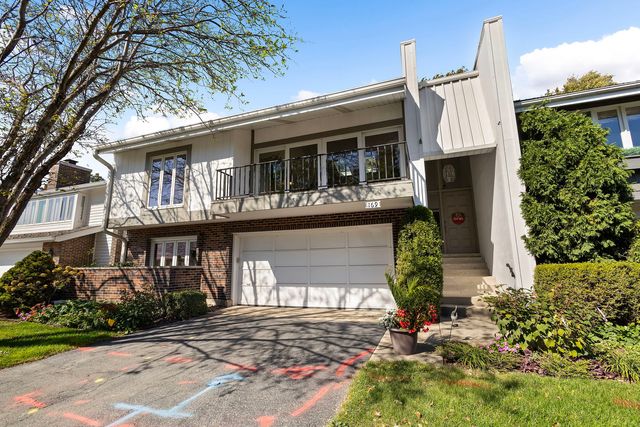 $729,000 | 169 Briarwood North | Oak Brook