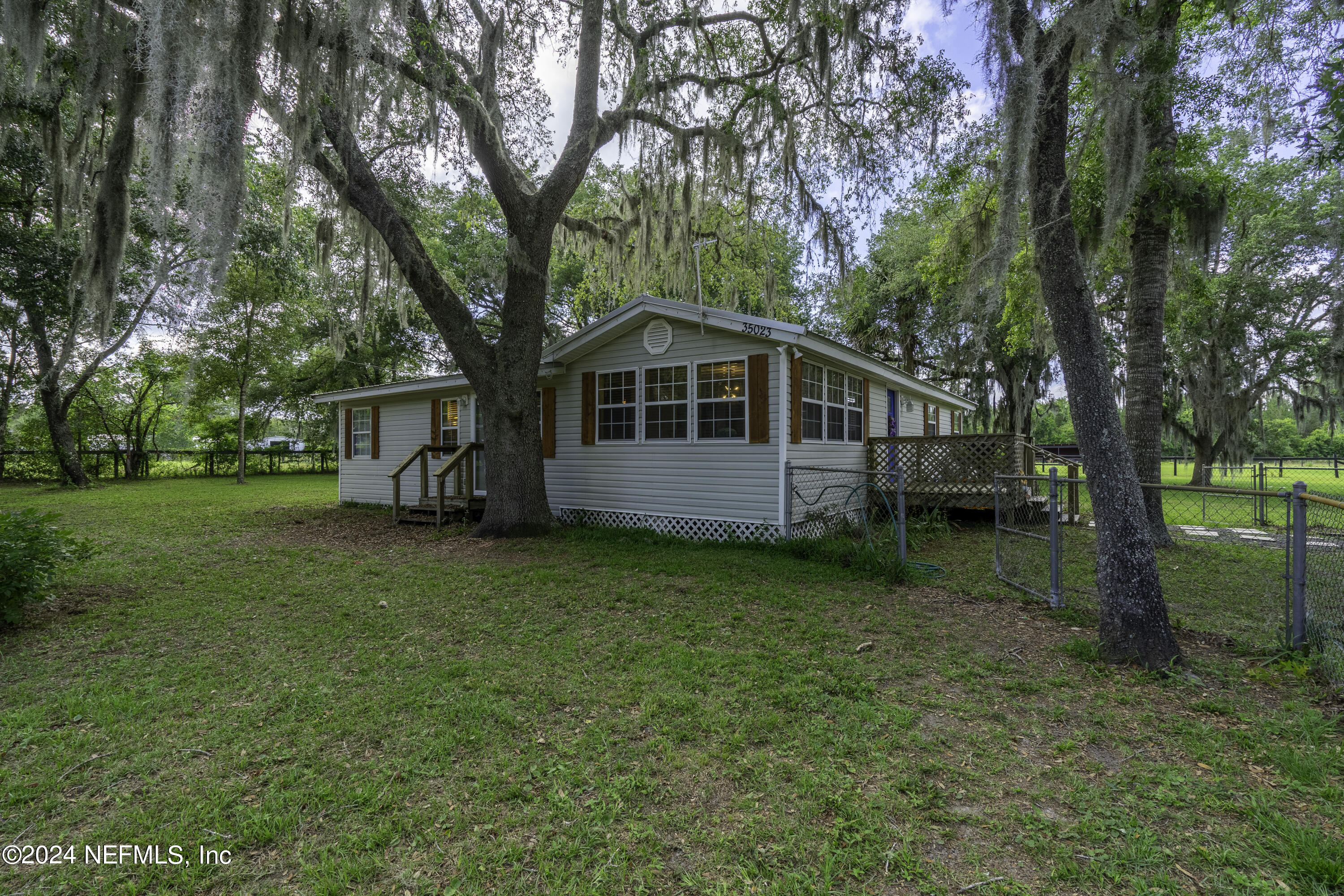 a view of a house with backyard and garden