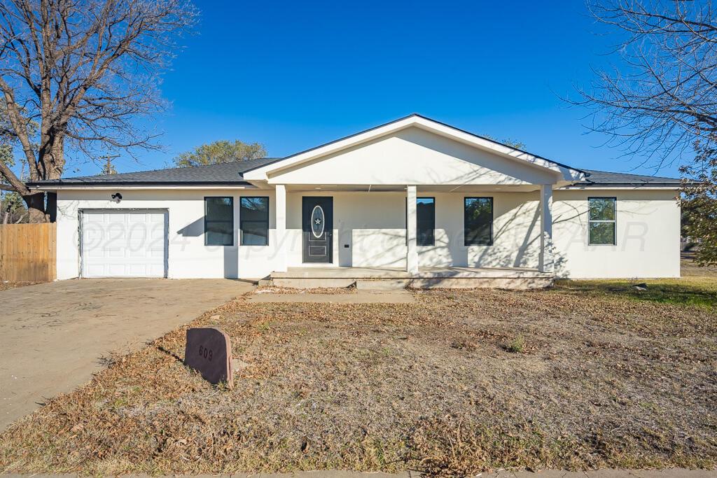 a view of a house with backyard