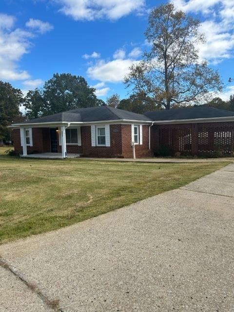 a view of a house with a yard