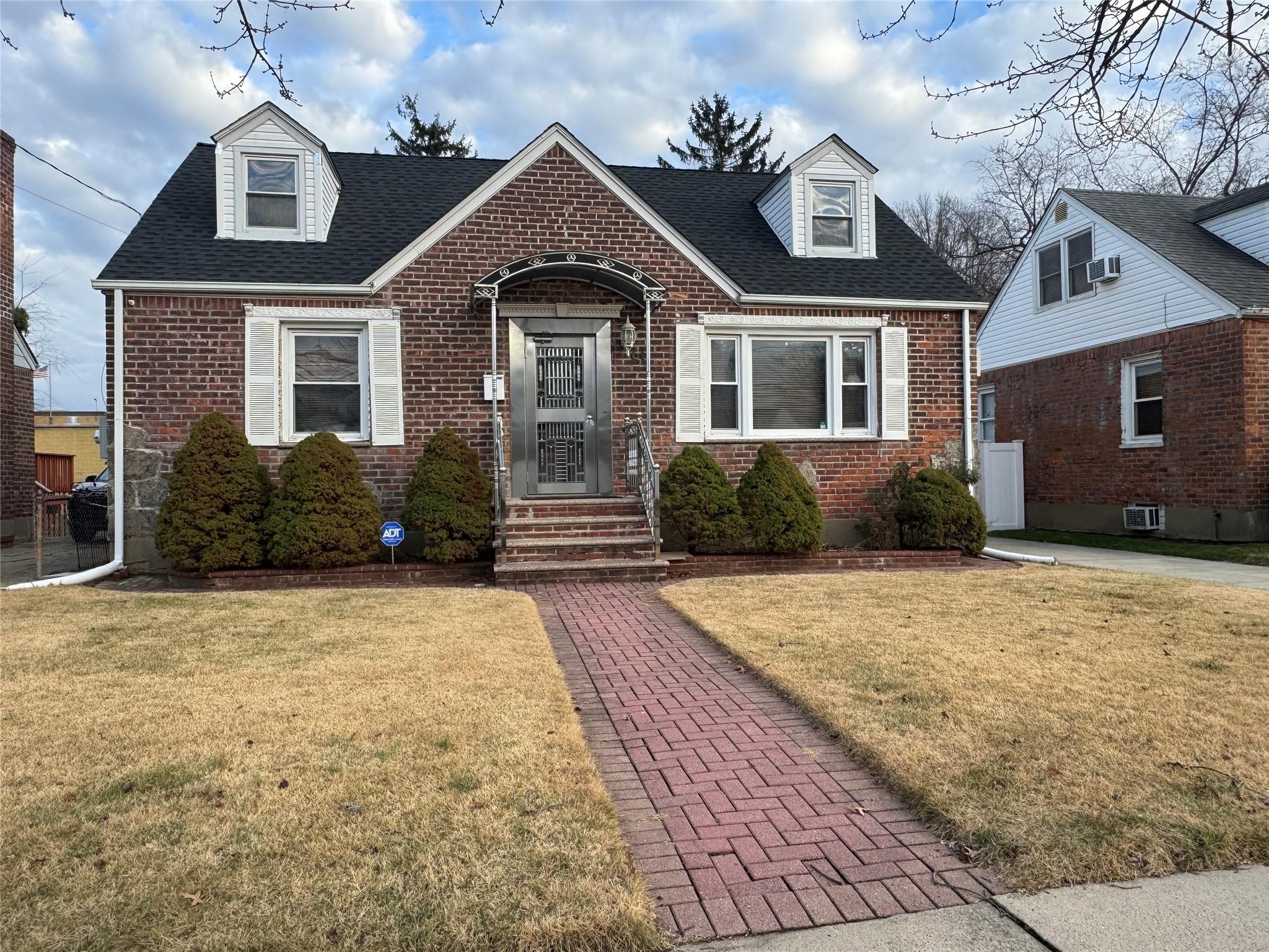 View of front of house featuring a front lawn