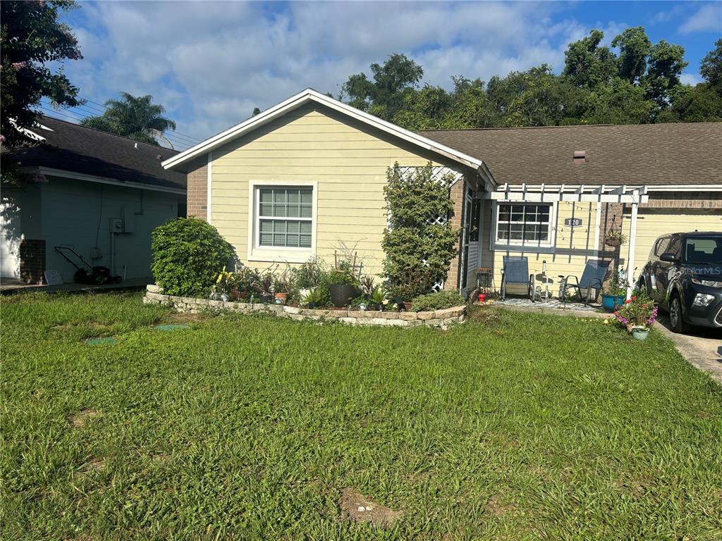 a view of a house with backyard