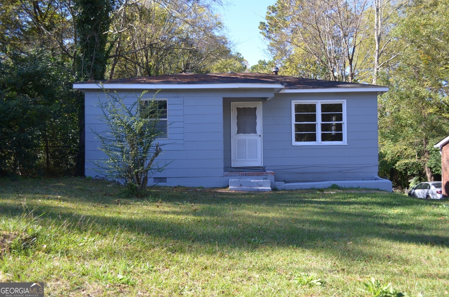 a view of a back yard of the house