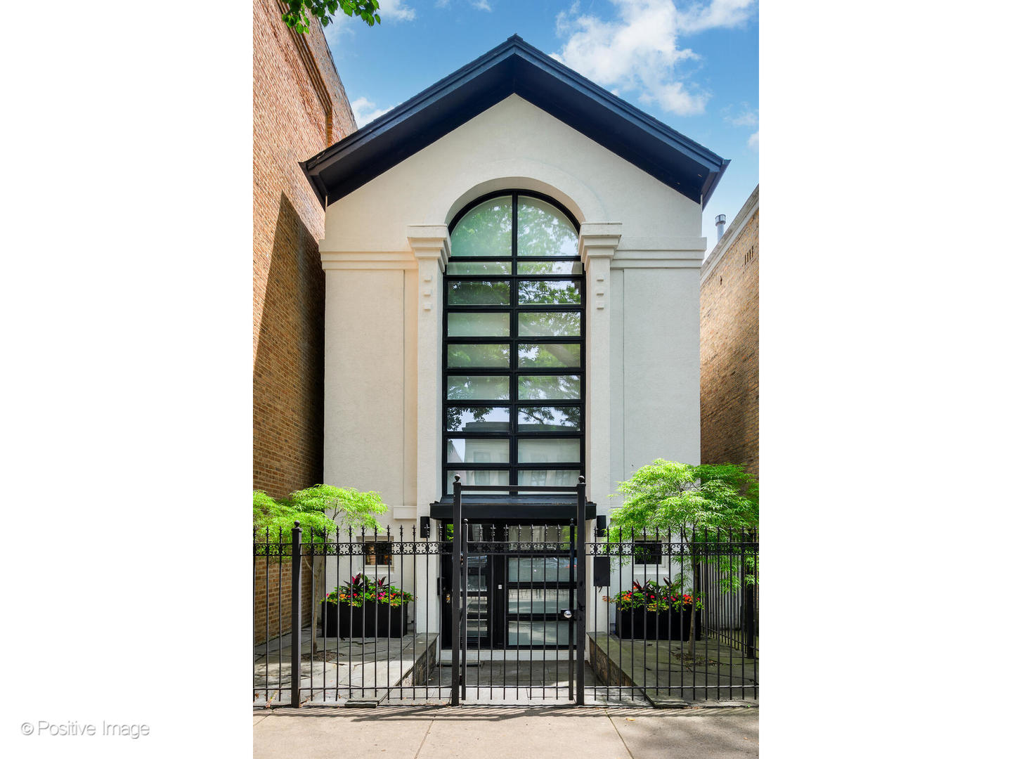 a view of entryway with a outdoor space