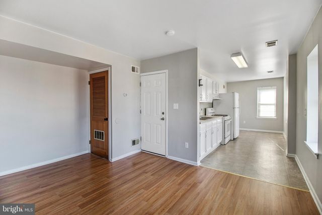 $1,245 | 1726 West 8th Street | Little Italy