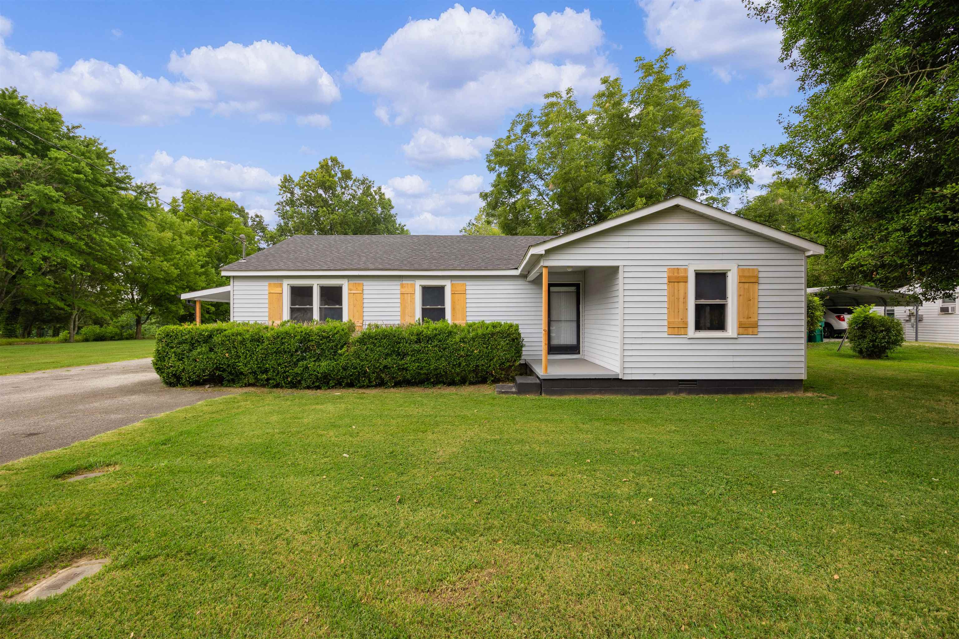 a view of a house with a yard