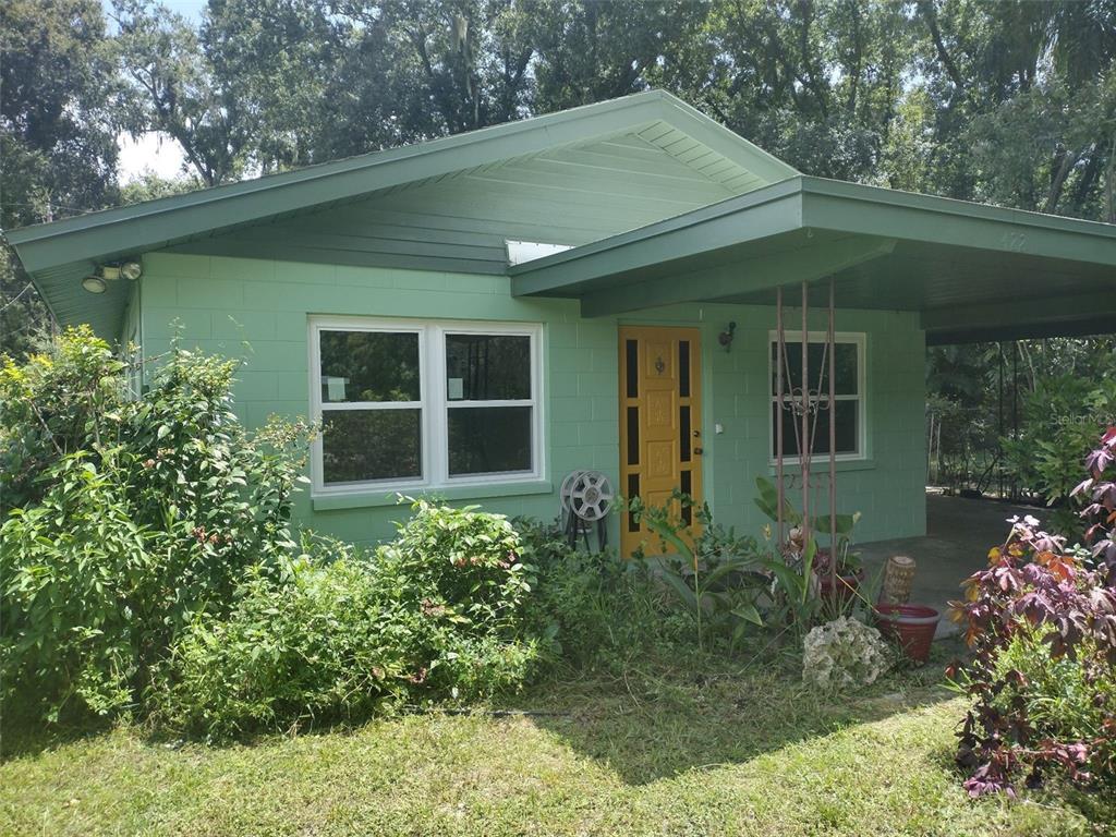 a view of a house with a yard