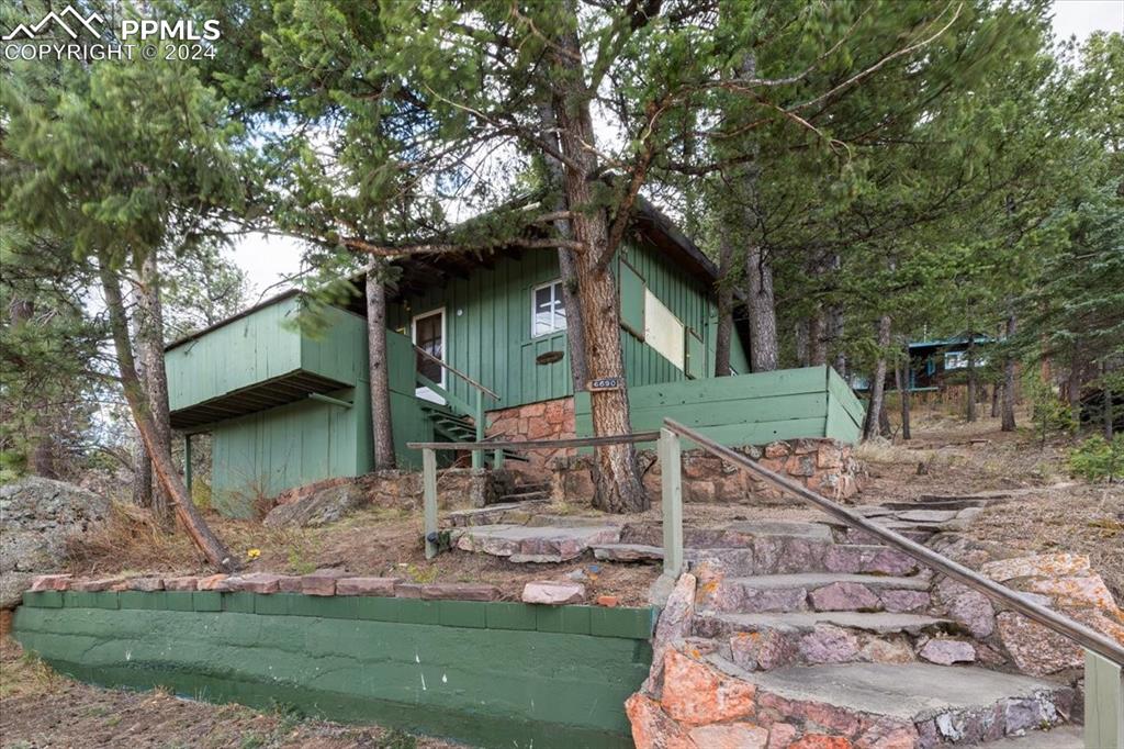 2BR, 1BA stone and wood cabin located on a 0.11 acre treed lot in Green Mountain Falls.