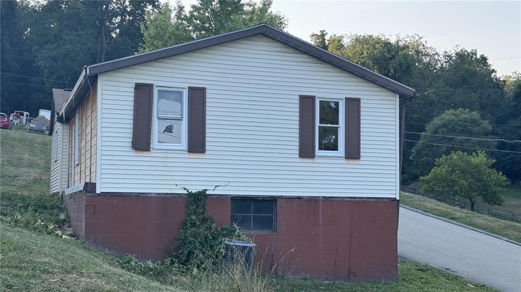 a view of a house with yard and plants