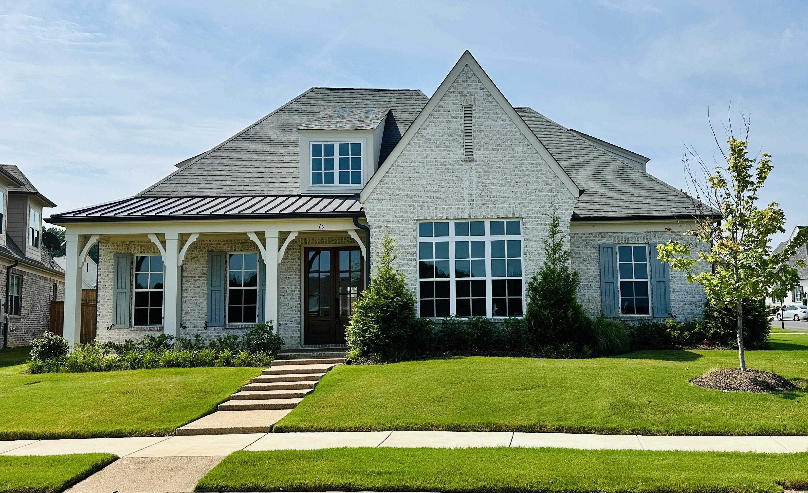 View of front facade featuring a front yard