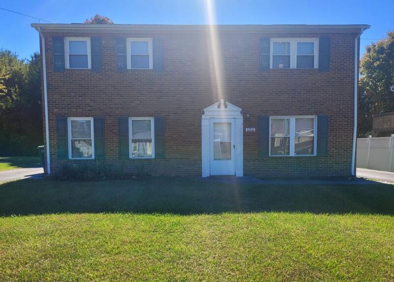 a view of back yard of the house