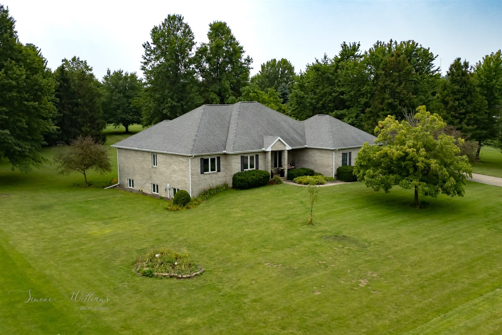 a view of a house with backyard and garden