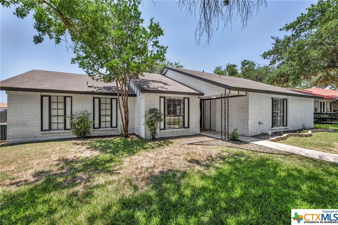 A modern house with a timeless appeal in Lakewood