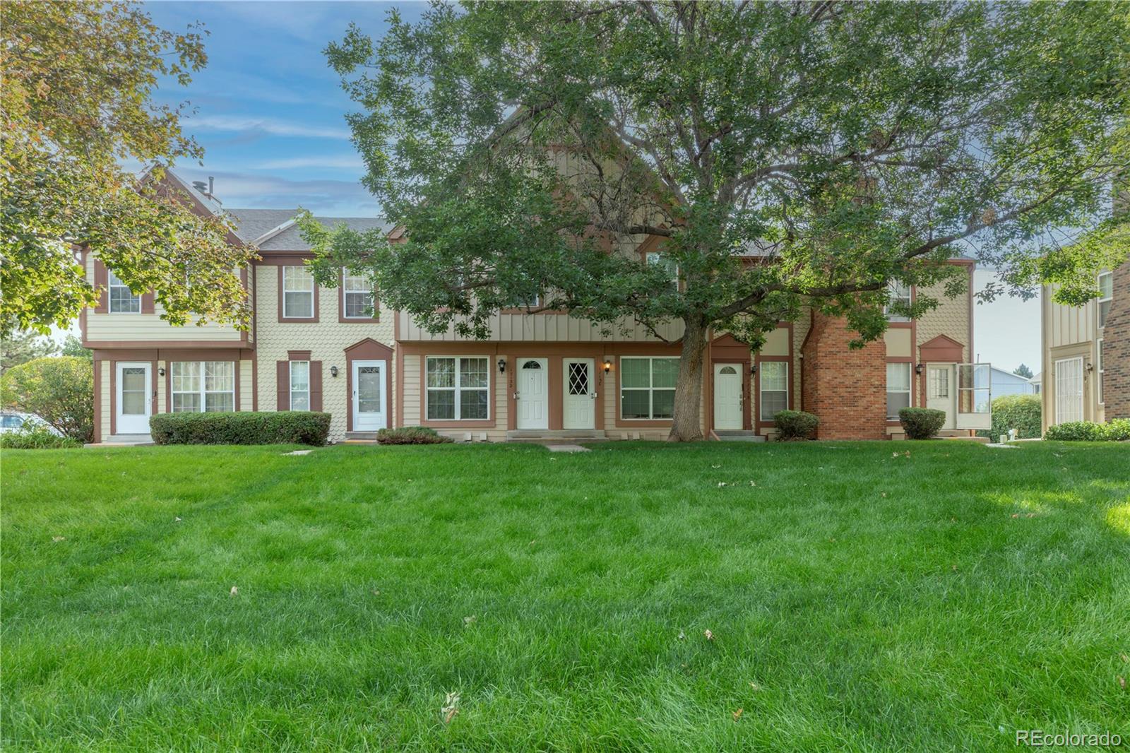 a view of a house with backyard and garden