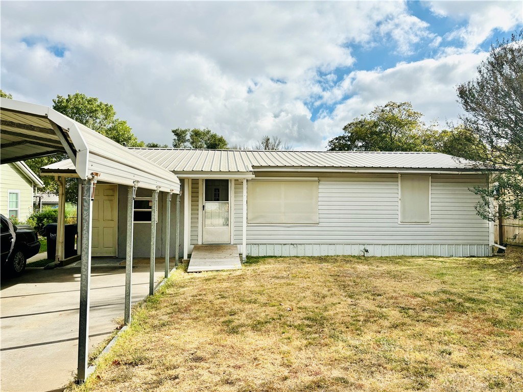 a view of a house with a backyard