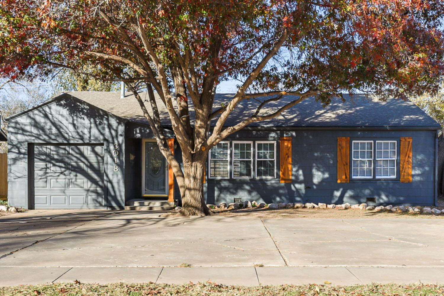 Great Curb Appeal!