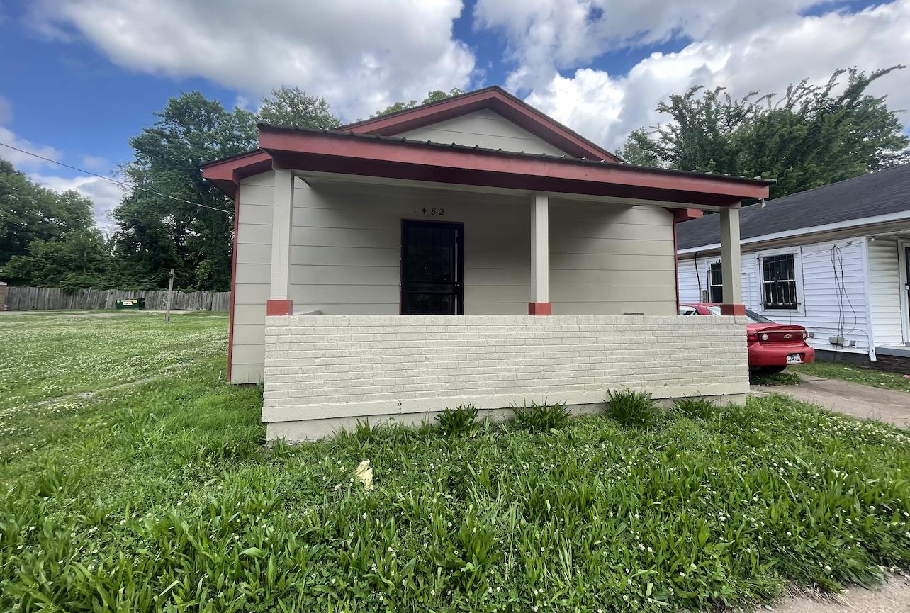 a view of a house with a yard