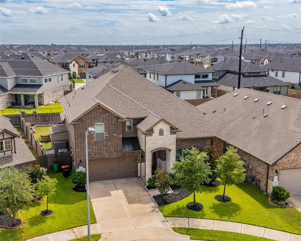 Welcome to this gorgeous home located on a cul-de-sac lot in Katy! Beautiful front curb appeal with tasteful brick and stone surround.