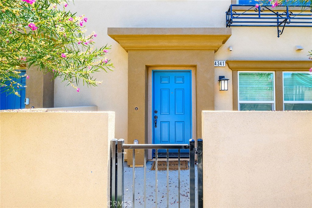 a view of entryway with a flower pot