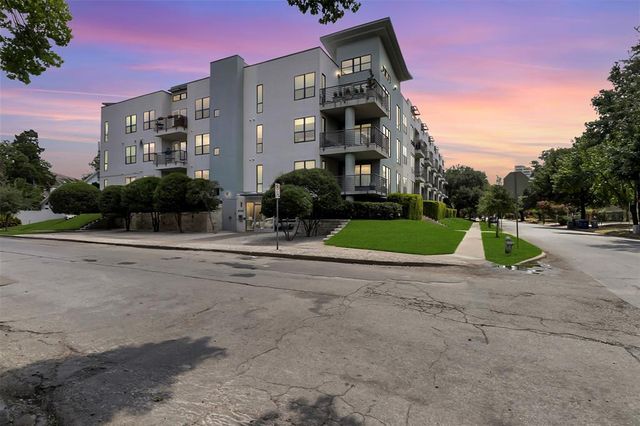 $379,000 | 4040 North Hall Street, Unit 106 | Oak Lawn