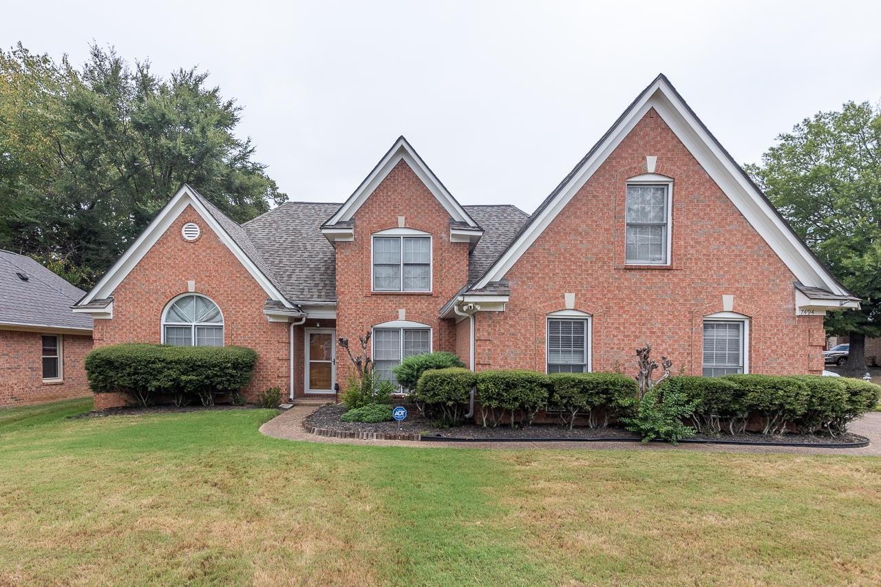 View of front property with a front yard