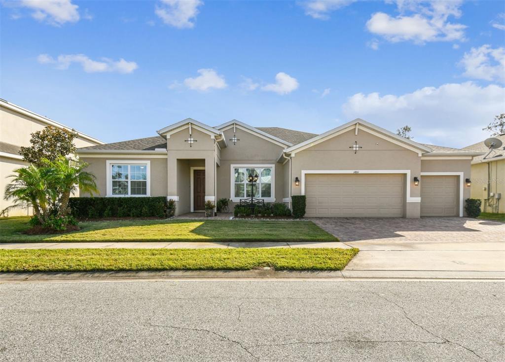 a view of front a house with a yard