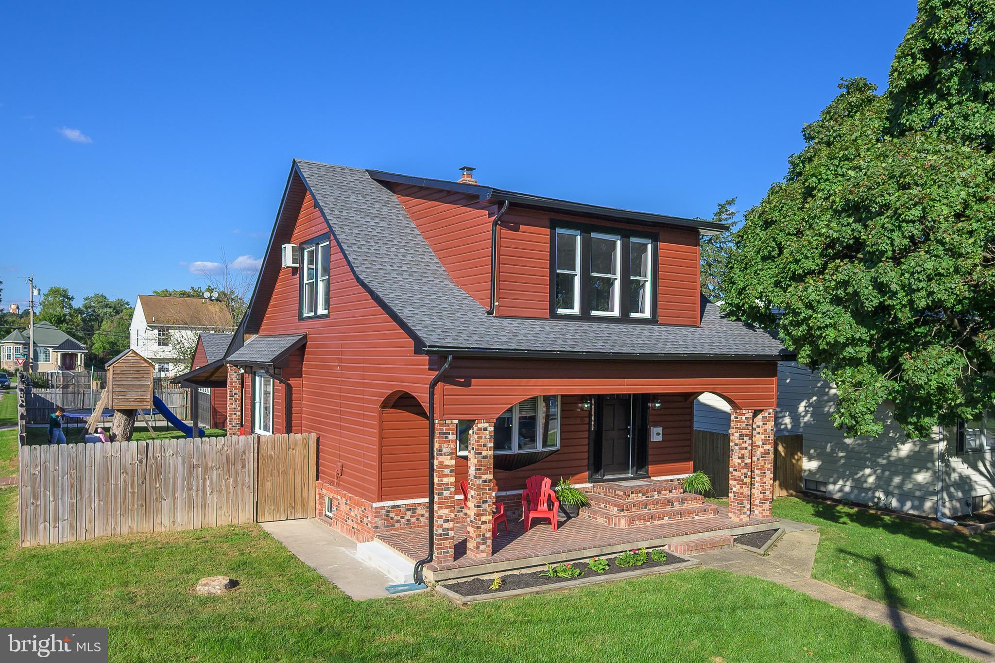 a front view of house with yard