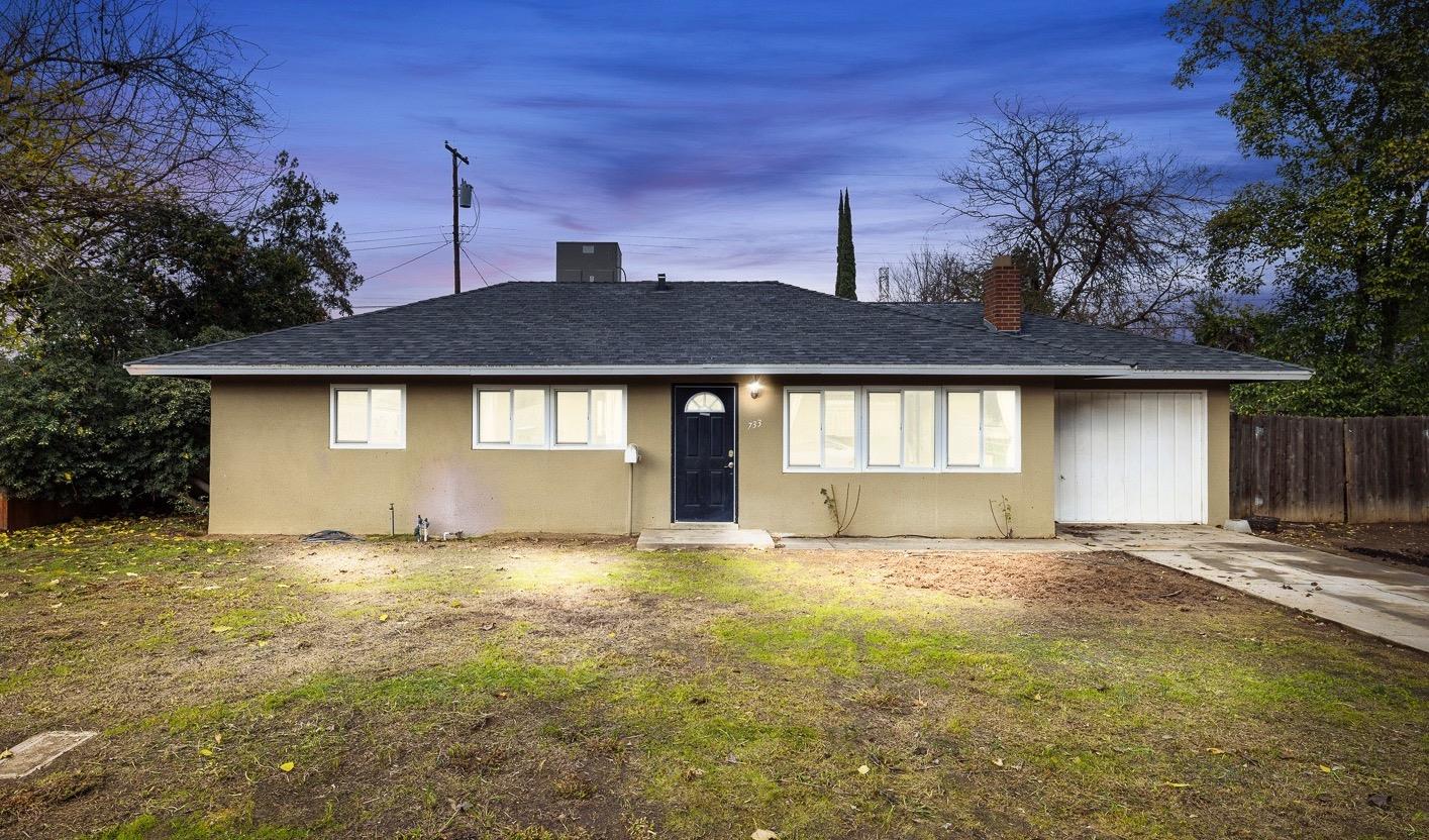 a view of a house with a yard