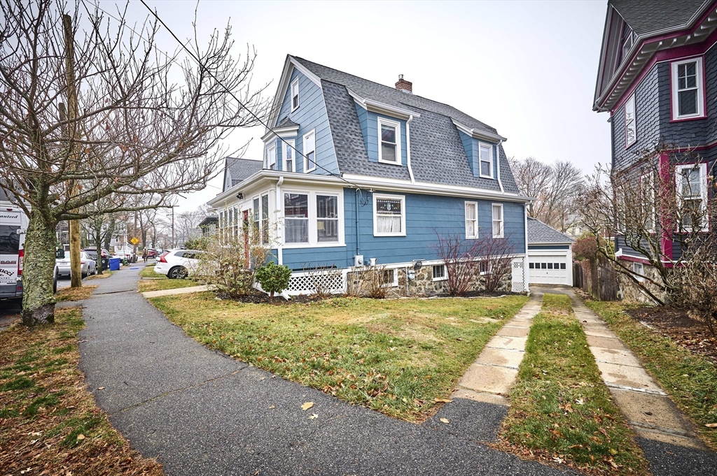 a view of a yard with a house