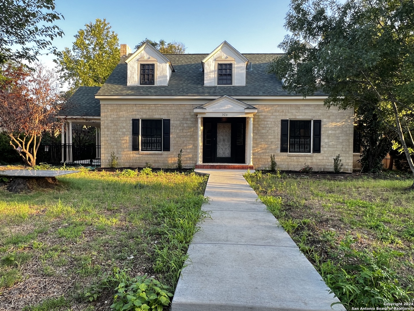 a view of a house with a yard