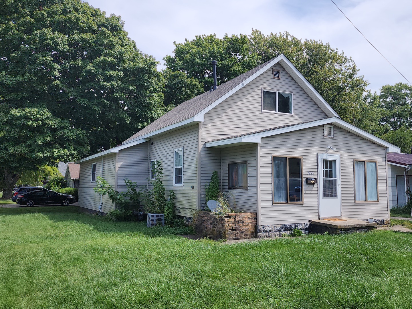 a view of a back yard of the house