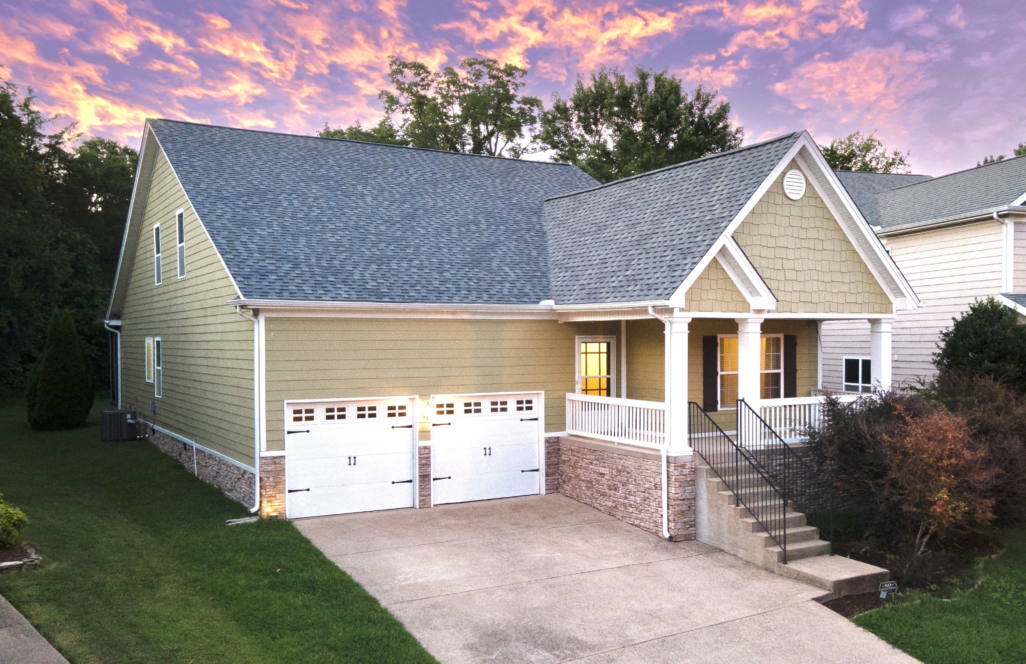 a view of a house with a yard