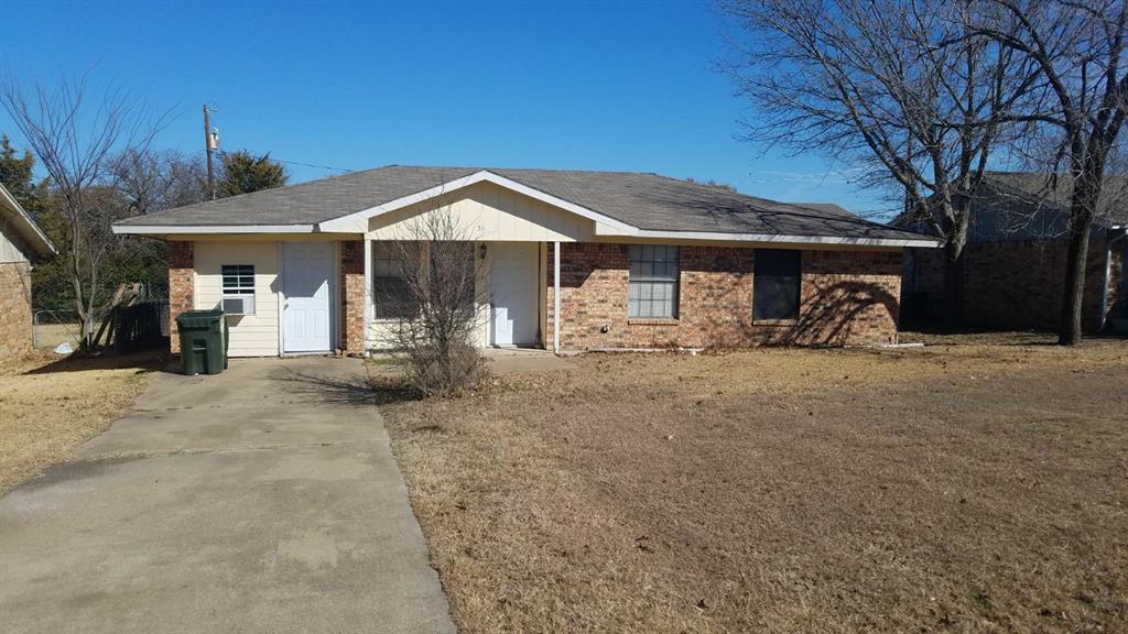 a view of a house with backyard