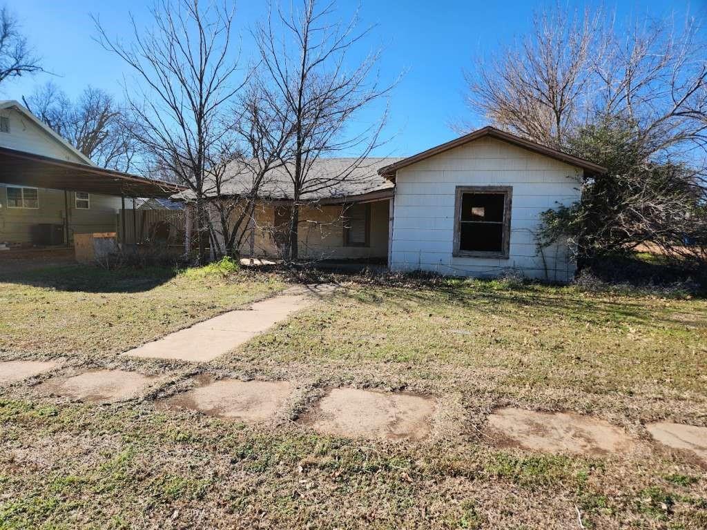 a front view of house with yard