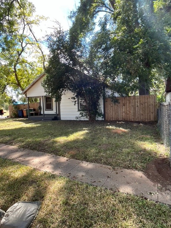 a view of a yard in front of house