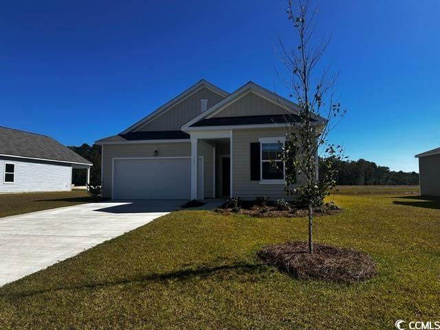 View of front facade featuring a front yard and a