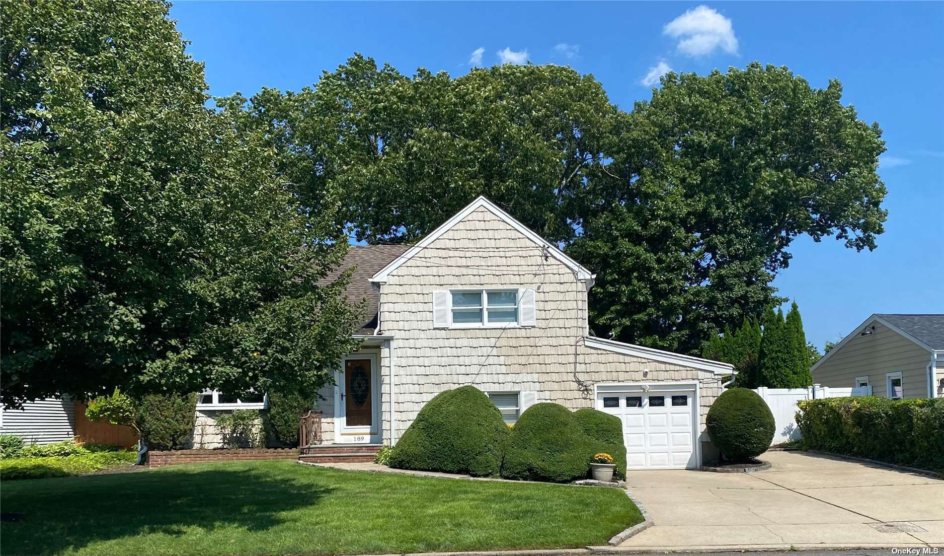 a view of house with a yard