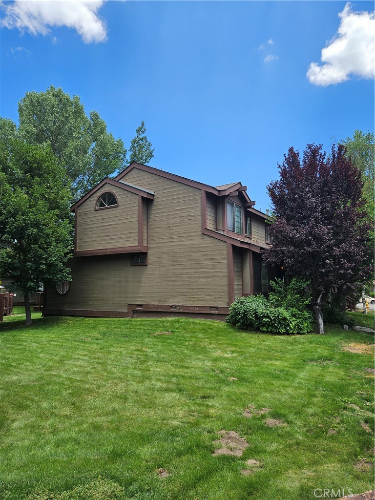 a view of a back yard of the house