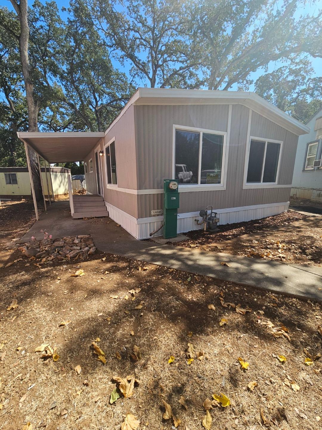 a view of a house with backyard