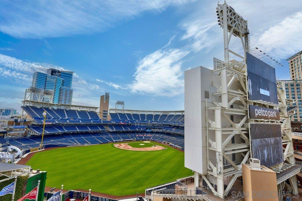 SEA@SD: Padres open seats for dogs at Petco Park 