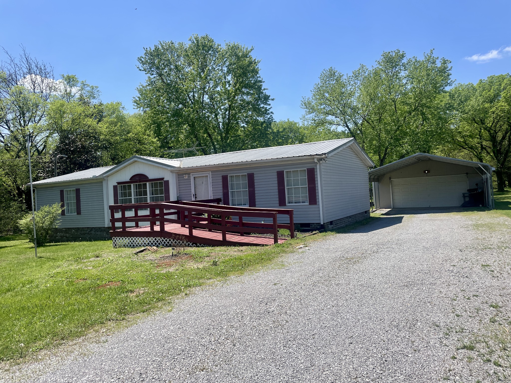 a view of a house with that has a yard