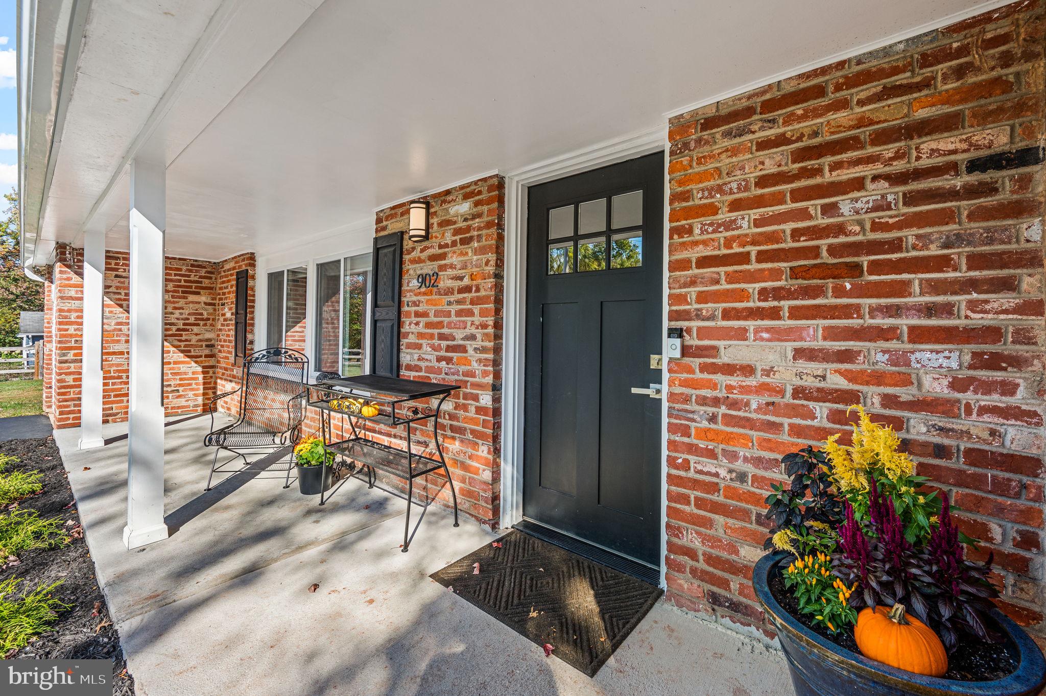 a view of entryway with an outdoor space