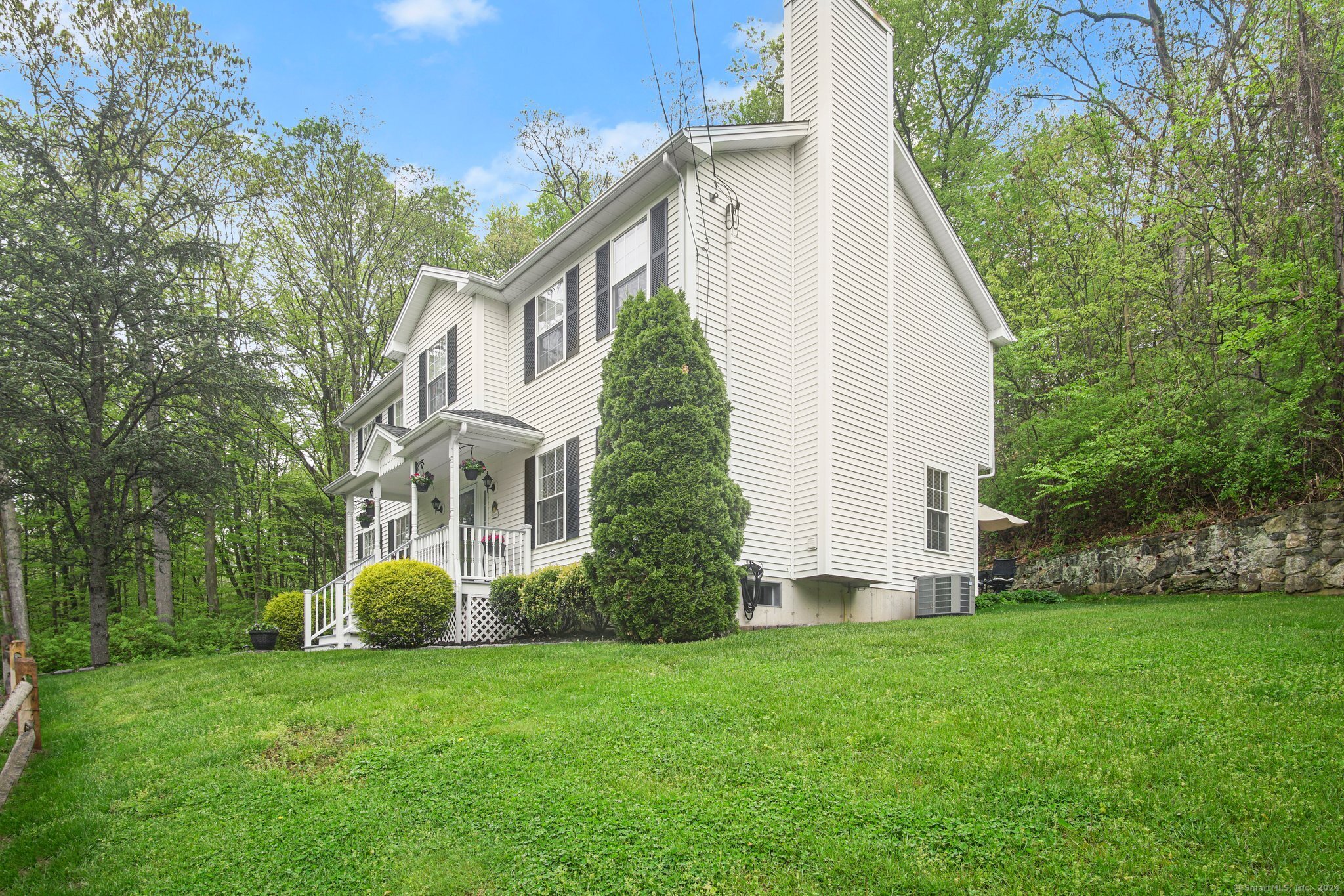 a view of a house with backyard