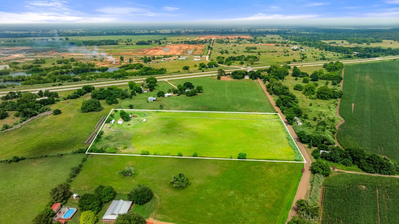 a view of a tennis court