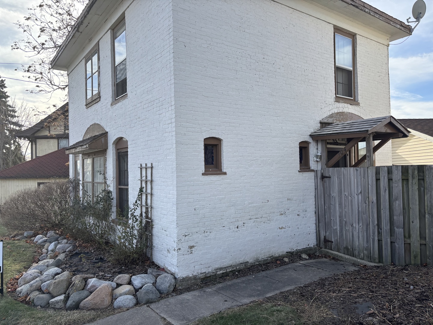 a view of a entryway of house